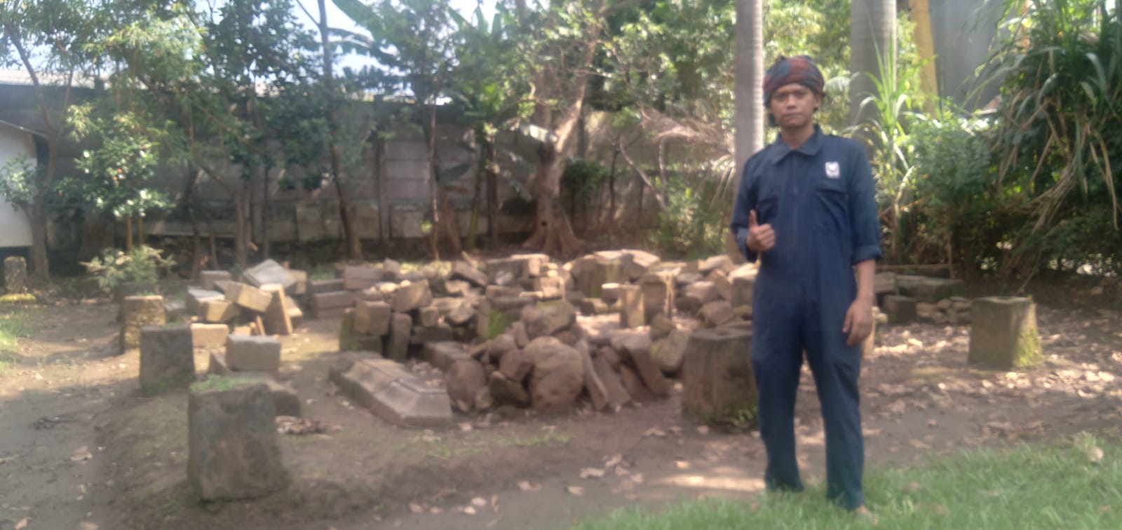 Penjaga sekaligus pengurus temuan batu dari abad ke-6 Candi Bojong Menje, Dadang Nugraha di Desa Cangkuang, Kecamatan Rancaekek, Kabupaten Bandung. (Yanuar/Jabar Ekspres)