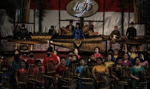 PAGELARAN: Para penampil kegiatan seni Saung Angklung Udjo saat memainkan angklung dan instrumen musik lainnya. (Deni/Jabar Ekspres)