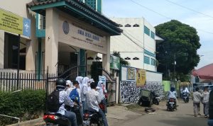 Bubaran para siswa SMA Bina Muda di Desa Tenjolaya, Kecamatan Cicalengka, Kabupaten Bandung. (Yanuar/Jabar Ekspres)