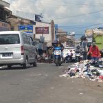 Tumpukan sampah yang memakan bahu jalan di depan Pasar Parakanmuncang, Kecamatan Cimanggung, Kabupaten Sumedang. (Yanuar/Jabar Ekspres)