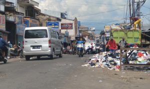 Tumpukan sampah yang memakan bahu jalan di depan Pasar Parakanmuncang, Kecamatan Cimanggung, Kabupaten Sumedang. (Yanuar/Jabar Ekspres)