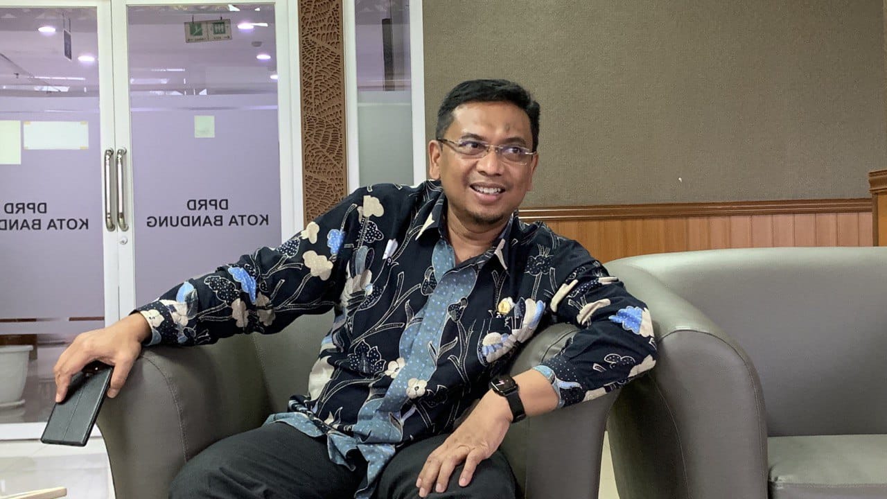 Ketua DPRD Kota Bandung, Tedy Rusmawan saat ditemui Jabar Ekspres di Gedung DPRD Kota Bandung, Kamis (19/5). (Arvi Resvanty/Jabar Ekspres)