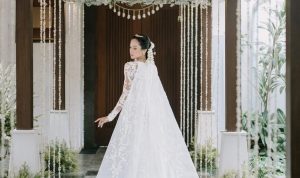 Maudy Ayunda gunakan gaun pernikahan. (Foto: Instagram @maudyayunda)