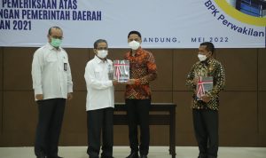 RAIH PRESTASI: Plt Bupati Bandung Barat, Hengky Kurniawan saat menerima opini WTP yang kedua kalinya dari BPK.