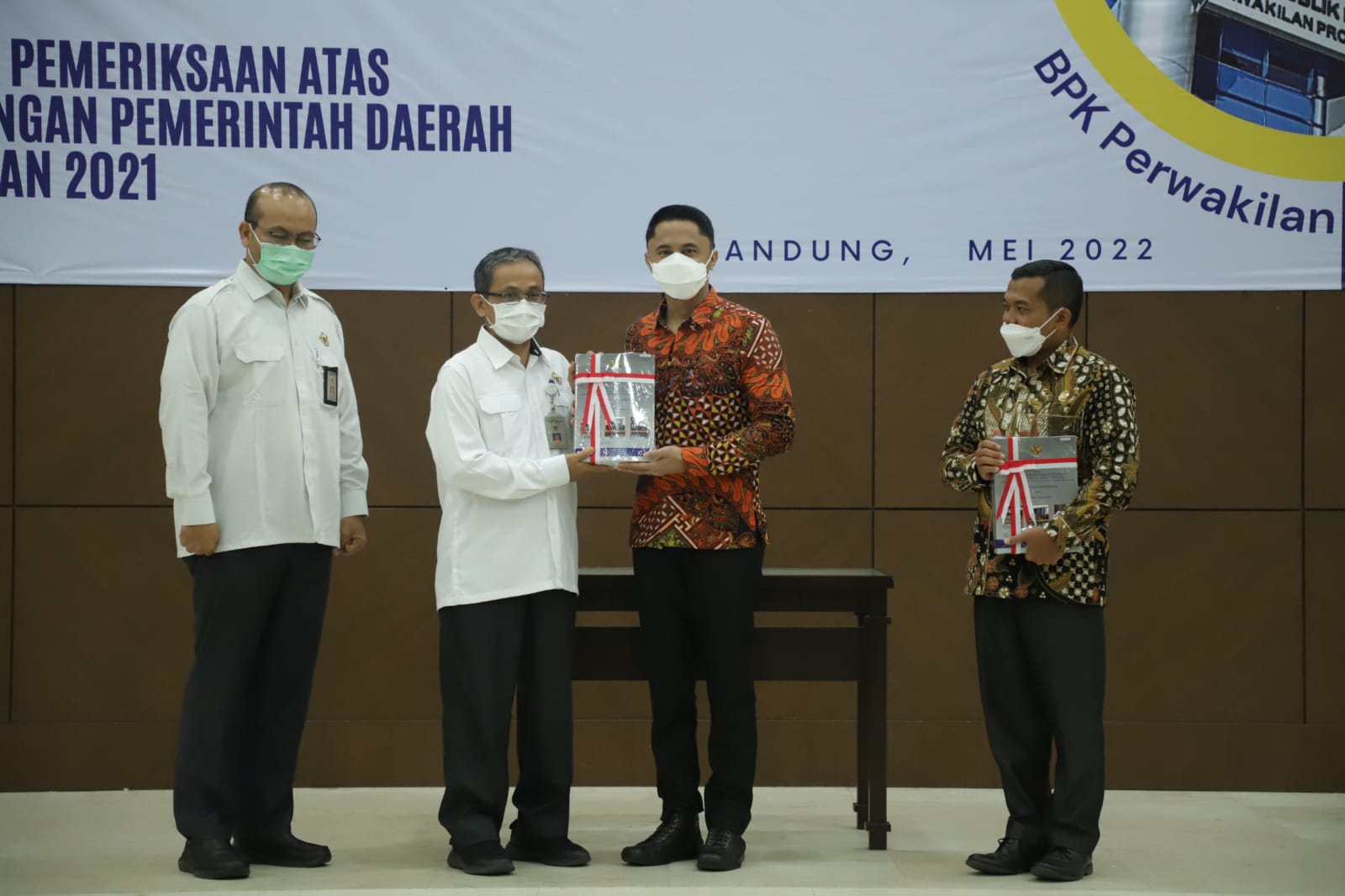 RAIH PRESTASI: Plt Bupati Bandung Barat, Hengky Kurniawan saat menerima opini WTP yang kedua kalinya dari BPK.
