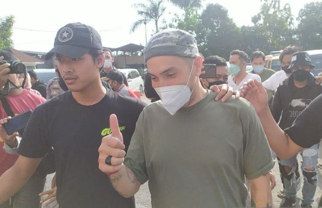 Artis Gary Iskak (GI) dibawa ke Gedung Direktorat Reserse Narkoba Polda Jawa Barat, Kota Bandung, Jawa Barat, Selasa (24/5). (Bagus Ahmad Rizaldi/Antara)