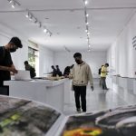ARTBOOK: Para pengunjung mengintip tiap 'kitab' jejak kreatif seniman yang dipamerkan dalam Bandung Artist's Book di Thee Huis Gallery, Kota Bandung. (Deni/Jabar Ekspres)