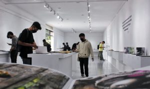 ARTBOOK: Para pengunjung mengintip tiap 'kitab' jejak kreatif seniman yang dipamerkan dalam Bandung Artist's Book di Thee Huis Gallery, Kota Bandung. (Deni/Jabar Ekspres)