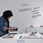 MEMBACA: Puluhan 'kitab perjalanan' seorang seniman dipamerkan dalam Bandung Artist's Book Exhibition di Thee Huis Gallery, Kota Bandung pada 20 - 30 Mei 2020. (Deni Armansyah/Jabar Eskpres)