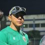 Pelatih tim nasional Indonesia, Shin Tae Yong seusai melakukan sesi latihan di Lapang Sidolig, Kota Bandung pada Jumat (27/3) malam. (Deni/Jabar Ekspres)