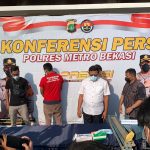 Pelaku pencuri besi berhasil diamankan oleh pekerja dan Tim Pengamanan Lingkungan Proyek Kereta Cepat Jakarta-Bandung (KCJB).