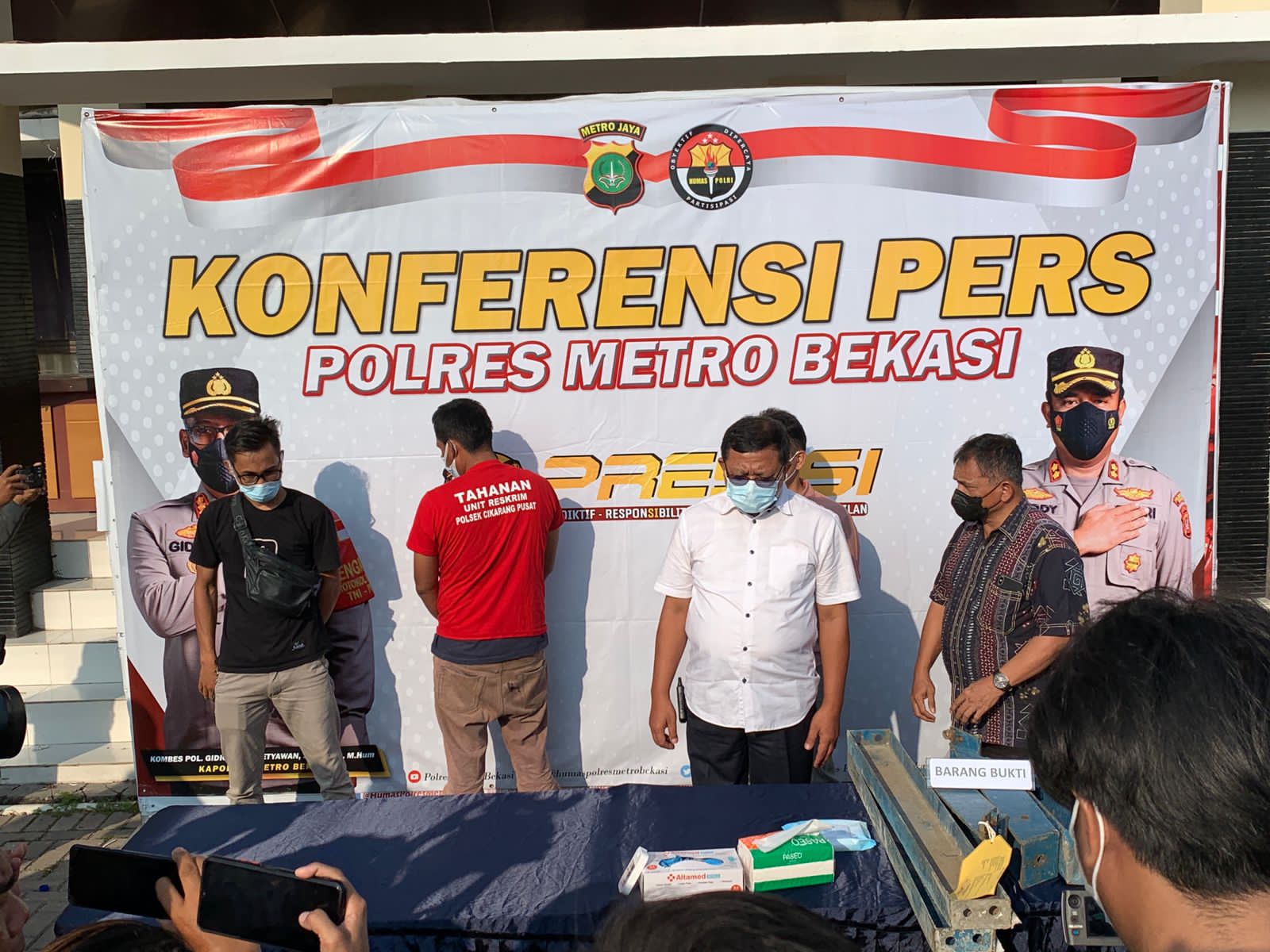 Pelaku pencuri besi berhasil diamankan oleh pekerja dan Tim Pengamanan Lingkungan Proyek Kereta Cepat Jakarta-Bandung (KCJB).