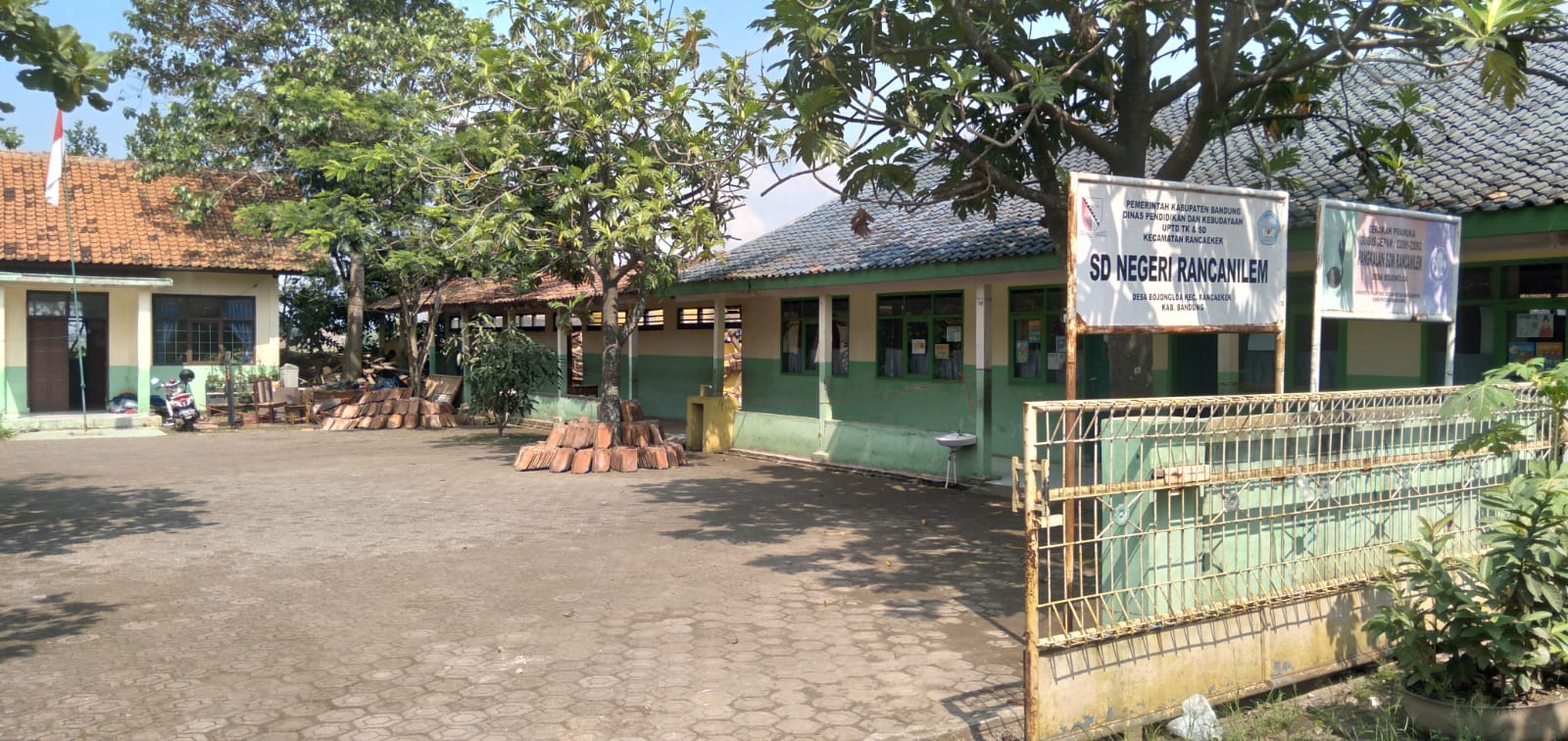 SDN Rancanilem di Desa Bojongloa, Kecamatan Rancaekek, Kabupaten Bandung yang sepi tanpa siswa pasca ambruknya 3 bangunan. (Yanuar/Jabar Ekspres)