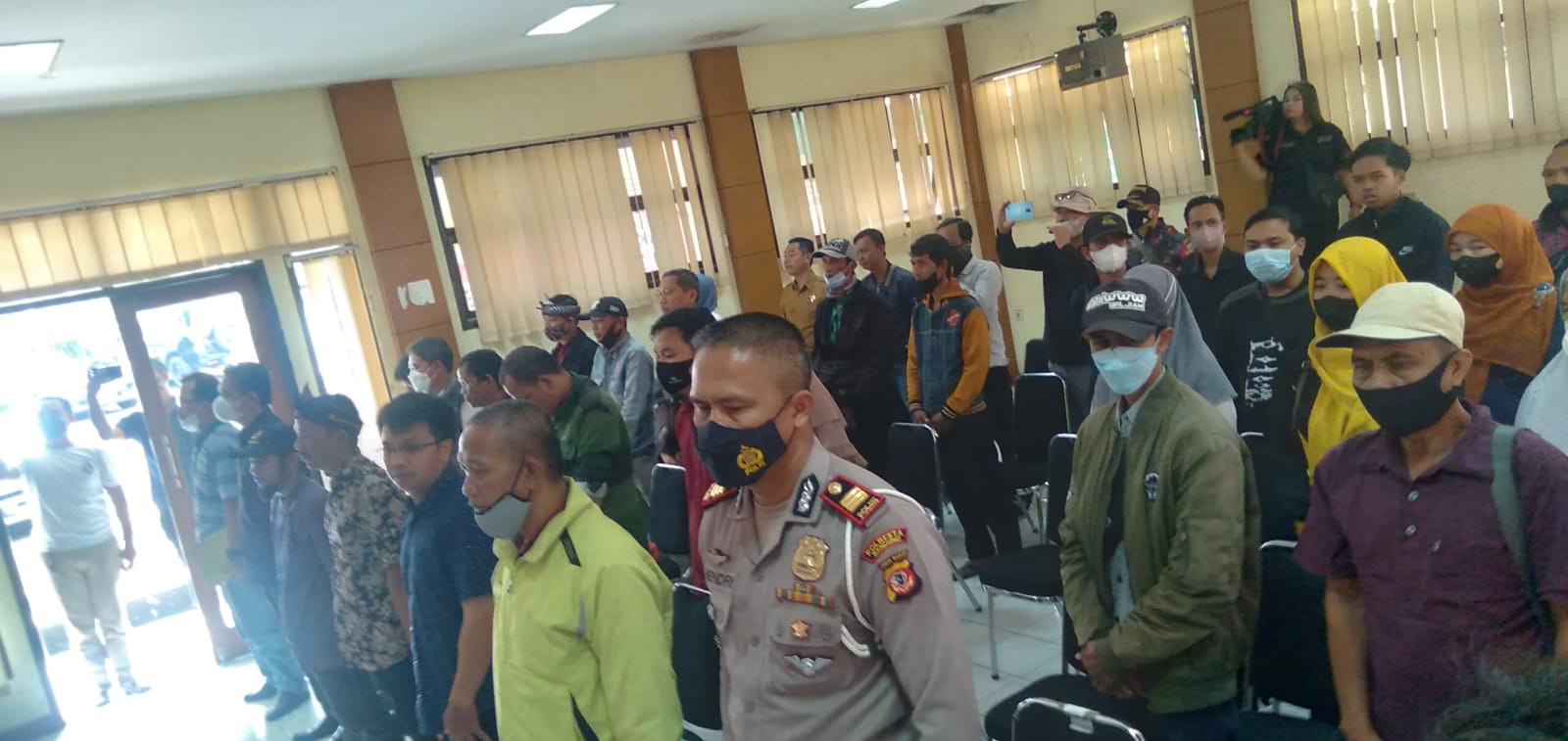 49 orang warga Kabupaten Bandung keluar dari paham NII dan mendeklarasikan untuk kembali mengakui NKRI di Aula Kecamatan Cileunyi, Kabupaten Bandung. (Yanuar/Jabar Ekspres)