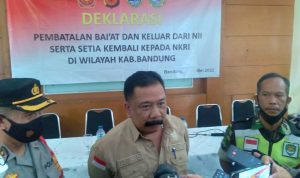 Kepala Badan Kesatuan Bangsa dan Politik (Bakesbangpol) Kabupaten Bandung, Adjat Sudrajat (tengah) di Aula Kecamatan Cileunyi, Kabupaten Bandung. (Yanuar/Jabar Ekspres)
