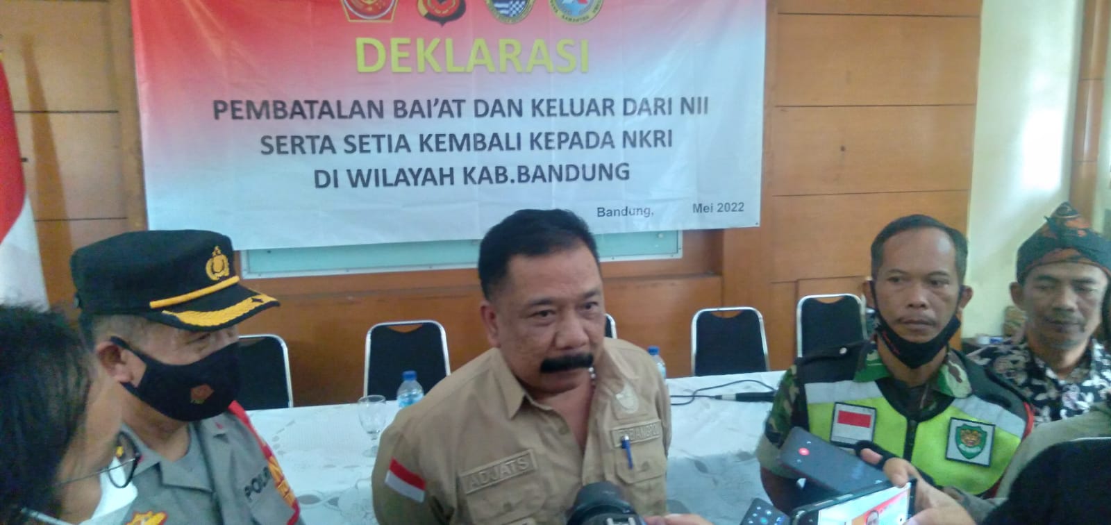 Kepala Badan Kesatuan Bangsa dan Politik (Bakesbangpol) Kabupaten Bandung, Adjat Sudrajat (tengah) di Aula Kecamatan Cileunyi, Kabupaten Bandung. (Yanuar/Jabar Ekspres)