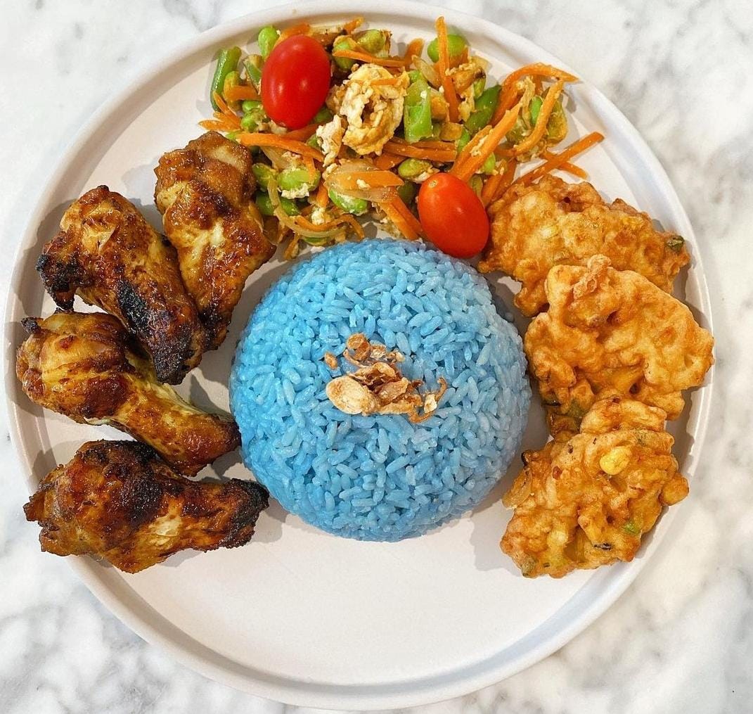 Nasi uduk biru (gambar: instagram @Joshua.ez.gan)