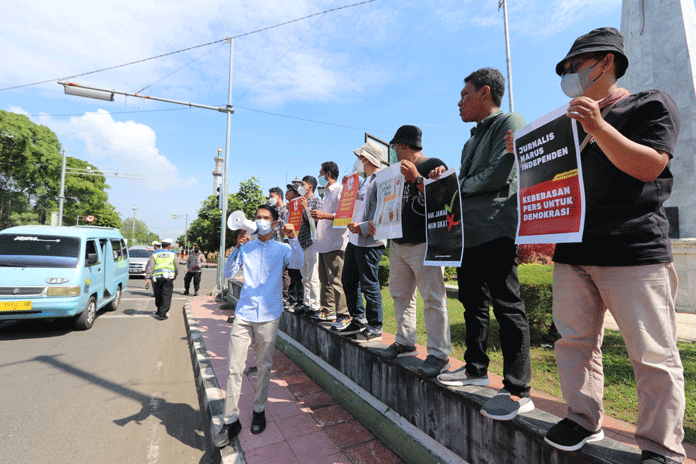 Unjuk Rasa Koalisi Jurnalis Cirebon (KJC) Mengenai Kebebasan Pers yang Masih Kerap Dilanggar