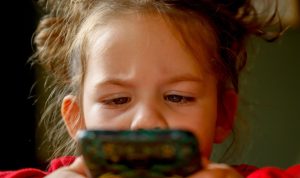 ILUSTRASI: Anak yang sering bermain gadget dengan durasi yang lama rentan terkena speech delay. (Pixabay)