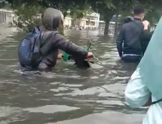 TANGKAPAN LAYAR: Banjir rob di pesisir kota semarang. (Istimewa)