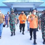 Gubernur Sulawesi Selatan Andi Sudirman Sulaiman melakukan pencarian korban kapal motor yang tenggelam (Istimewa)