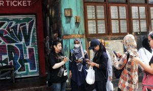 BERCERITA: Storyteller dari Cerita Bandung, Fei Aryani, menjelaskan kepada peserta walking tour dengan rute 'Pecinan Discovery' (Deni/Jabar Ekspres)