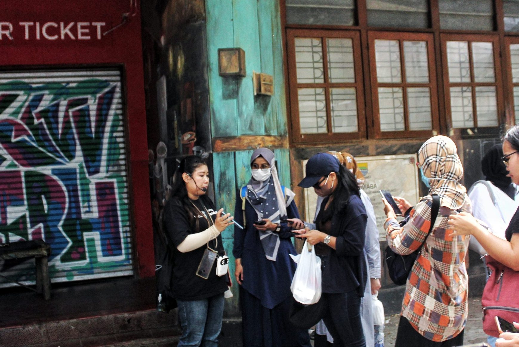 BERCERITA: Storyteller dari Cerita Bandung, Fei Aryani, menjelaskan kepada peserta walking tour dengan rute 'Pecinan Discovery' (Deni/Jabar Ekspres)