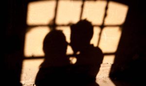 Ilustrasi oknum Polwan yang digrebek suaminya sendiri saat berduaan dikamar dengan seorang pendeta. (pixabay)