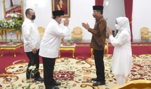 Menteri Pertahanan (Menhan) Prabowo Subianto didampingi anaknya Didit Hediprasetyo bersilaturahmi dengan Presiden Joko Widodo dan Ibu Negara Iriana, Senin (2/5). (Foto: Biro Pers Sekretariat Presiden)