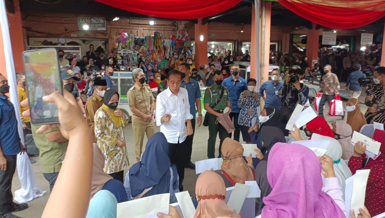 Presiden Joko Widodo (Jokowi) saat berkunjung ke Pasar Gunung Batu, Kota Bogor. (jpnn)