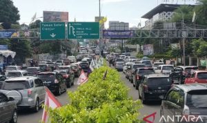 Kondisi lalu lintas di Simpang Gadog, Ciawi Kabupaten Bogor, Jawa Barat, Selasa (3/5/2022), saat kondisi one way arah Puncak. (ANTARA/M Fikri Setiawan)