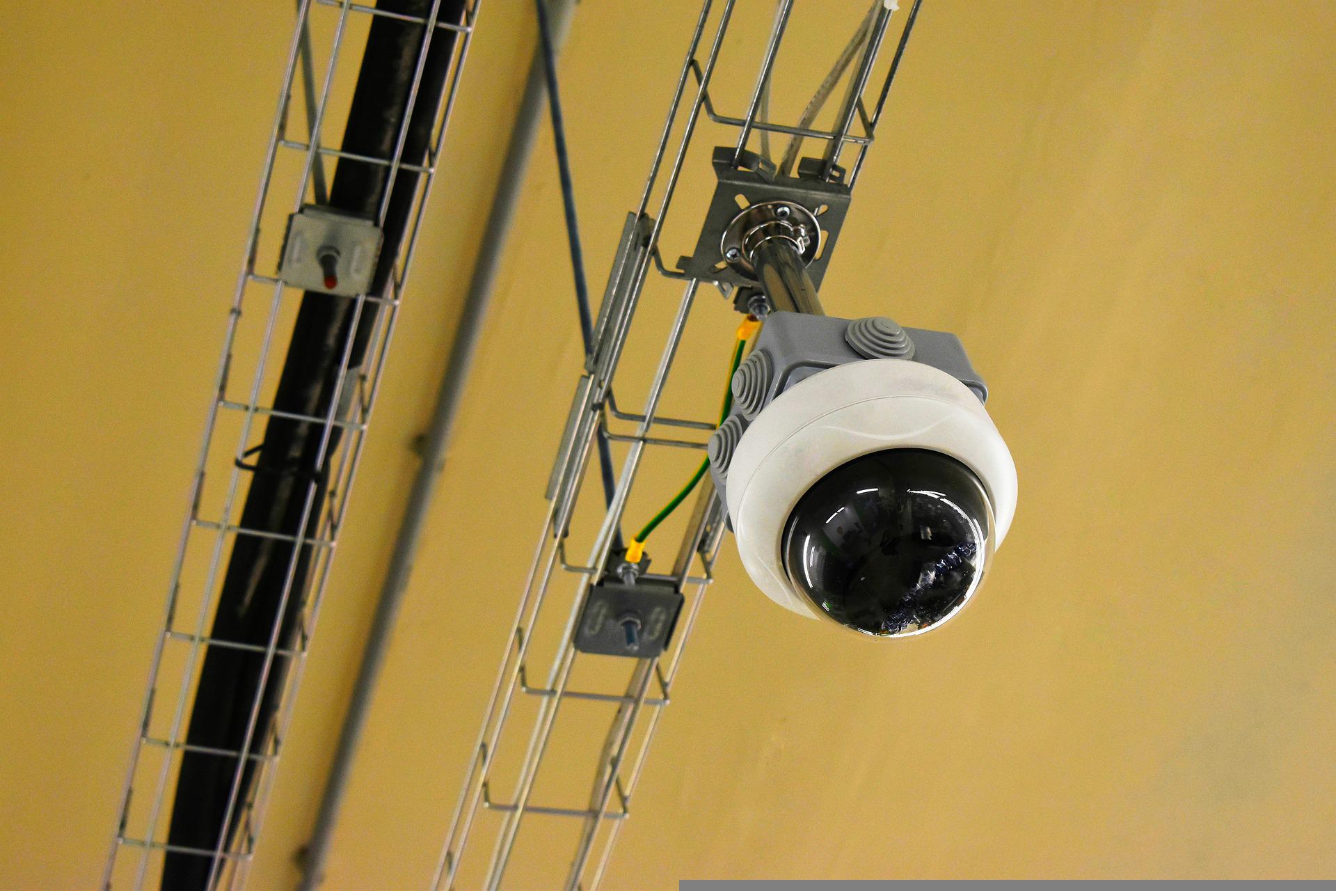 ILUSTRASI: Pria pamer kemaluan masuk kafe terekam CCTV. (Pixabay)