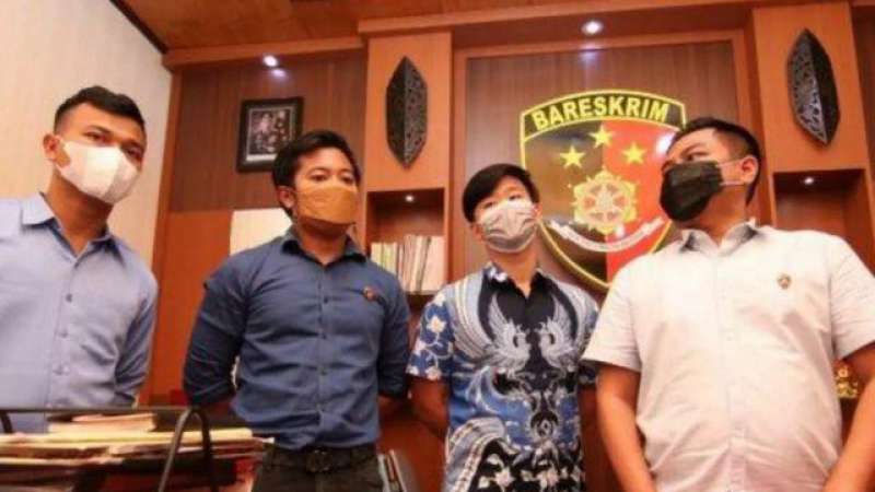 Petugas dari Polresta Balikpapan yang memeriksa netizen yang berkomentar Hilangnya Eril hanya Settingan. (ist)