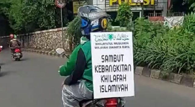 Salah satu pengendara motor yang mengikuti konvoi kelompok Khilafatul Muslimin. Polisi beberkan aliran dana yang masuk ke jaringan tersebut. (tangkapan layar video)