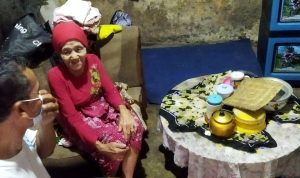 Kondisi Rumah Mak Esih sebelum mendapatkan bantuan dan direnovasi.