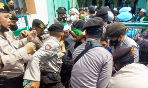proses penangkapan Khilafatul Muslimin di Lampung diwarnai kericuhan. (ist)