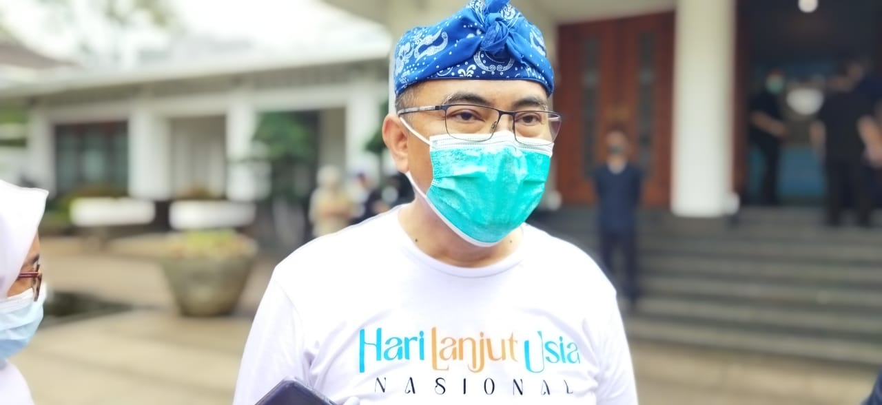 Kepala Dinas Sosial Kota Bandung, Tono Rusdiantono, saat memberikan paparan tentang upaya mengatasi warga miskin yang terus bertambah, kepada wartawan di Balai Kota Bandung belum lama ini.