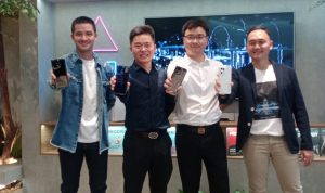 Perwakilan OPPO Area Bandung, Mr.Kenny & Mr. Gary bersama Retail Director OPPO Indonesia, Yosie Harria Agung beserta Brand Ambassador Oppo Morgan, melakukan Promosi penjualan OPPO FIND X5 Pro 5G