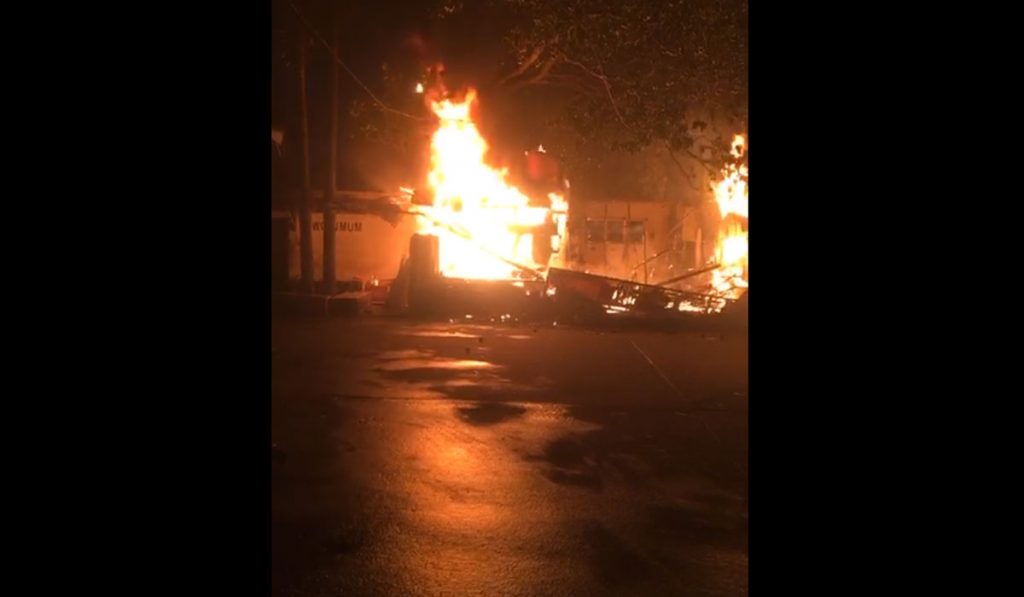 Api yang berkobar memperlihatkan belasan kios di PAsar Jambu Dua Bogor terbakar. (ist)