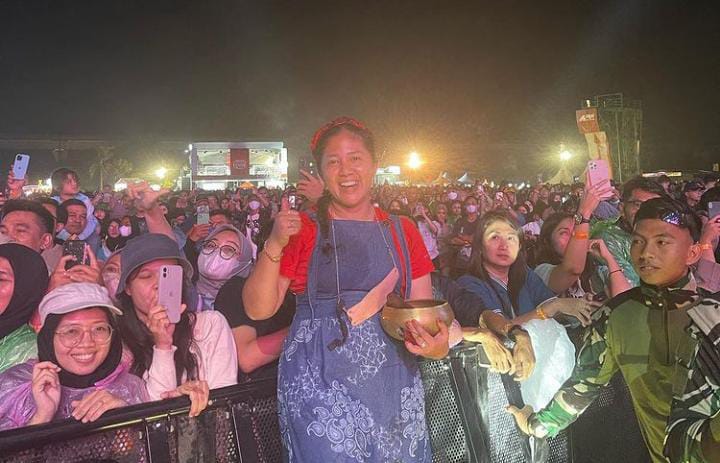 Rara Pawang Hujan yang di sindir Roy Suryo karena gagal cegah hujan di acara Konser musik di Bandung. (instagram @rara_cahayatarotindigo)