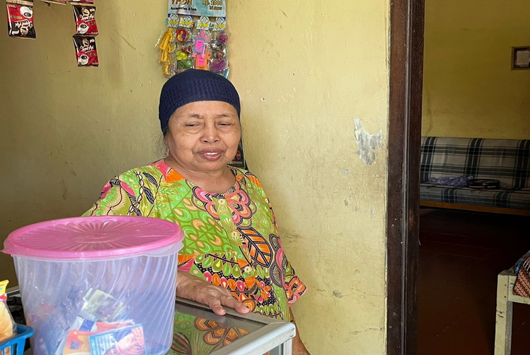 Rosani, salah satu warga sekitar yang rumahnya didatangi oleh wanita yang mengaku utusan malaikat. (Foto: Lutviatul Fauziah/JPNN)
