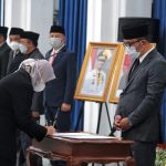 Gubernur Jabar, Ridwan Kamil saat melantik Ratusan ASN dengan jabatan Fungsional. Kamis (16/6). Foto. Deni Jabar Ekspres.