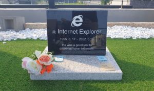 Batu Nisan Internet explorer yang dibuat oleh pria asal Korea Selatan. (Reuters via NeoWin)