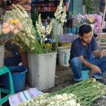 Salah seorang perajin karangan bunga di Jl. Wastukencana, Kota Bandung, syangmendapat berkah dari kepergian Eril. Sabtu (18/6). Foto. Sandi Nugraha.