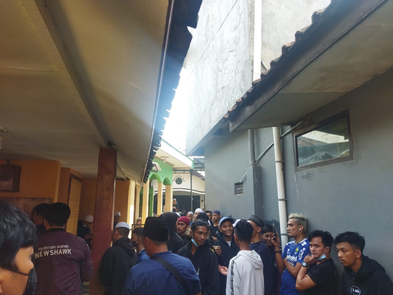 Para pelayat tengah berada di depan rumah almarhum, Asep Ahmad Solihin, Boobotoh Persib asala Cibaduyut, Kota Bandung, Yang meninggal. Sabtu (18/6). (Nizar/Jabar Ekspres)