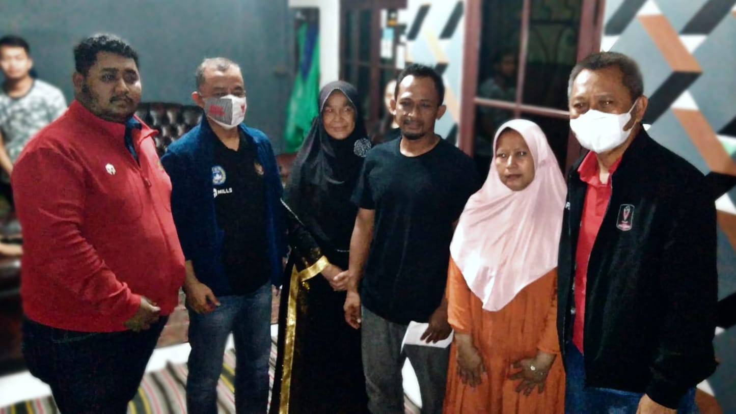 Dari kiri-kanan: Dirops PT LIB, Sudjarno Orgtua Korban dan Uwa Korban Ketua Divisi Pembinaan Suporter PSSI, Budiman dan Sekum PSSI Kota Bogor