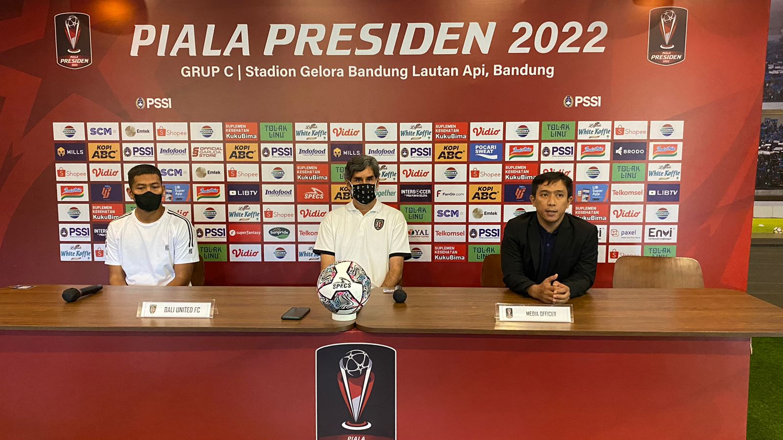 Stefano Cuggura saat menghadiri konferensi pers Piala Presiden 2022 Grup C di Graha Persib, Jl. Sulanjana No.17, Kota Bandung, Minggu (19/6).
