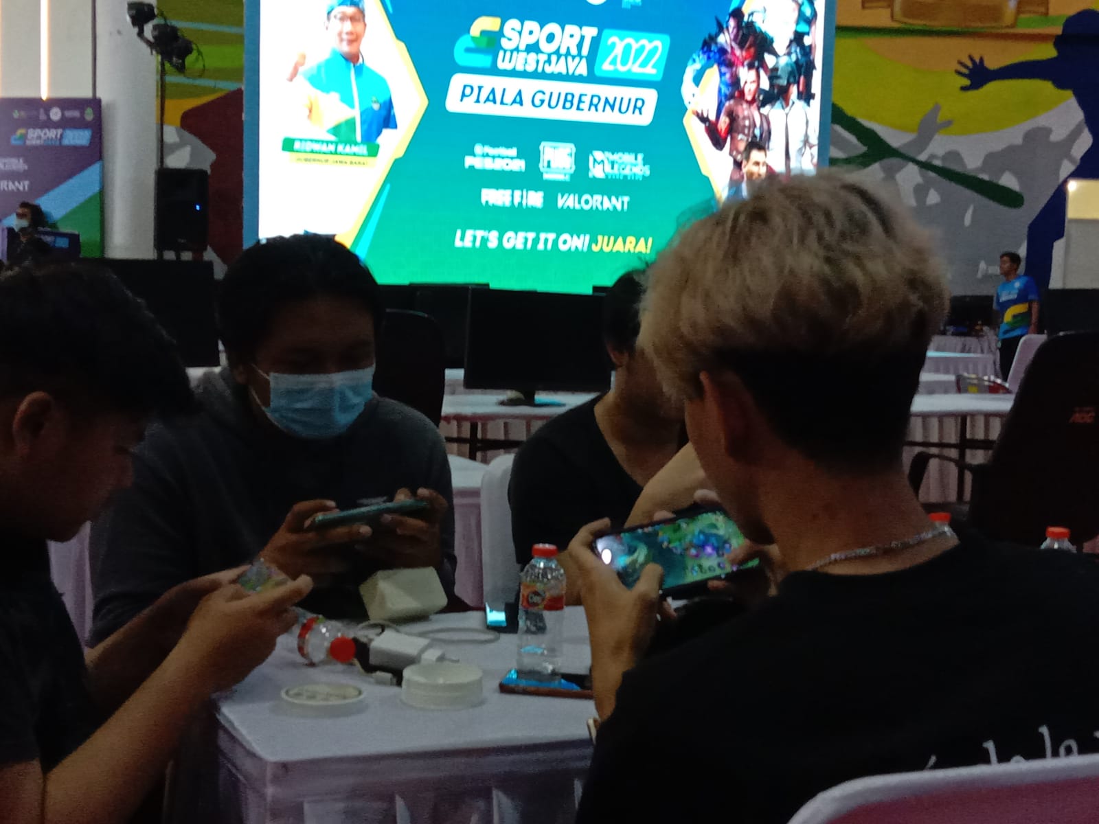 Para Atlet E-sport saat menjalankan pertandingan Mobile Legend di Kejuaraan E-sport West Java 2022 Piala Gubernur. Foto. Sandi Nugraha.