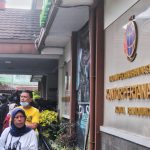 UNJUK RASA: Kantor BPN Kota Bandung digeruduk warga Dago Elos - Cirapuhan yang berunjuk rasa, meminta ketegasan BPN soal sengketa kepemilikan lahan, pada Senin (20/6) siang. (Deni/Jabar Ekspres)