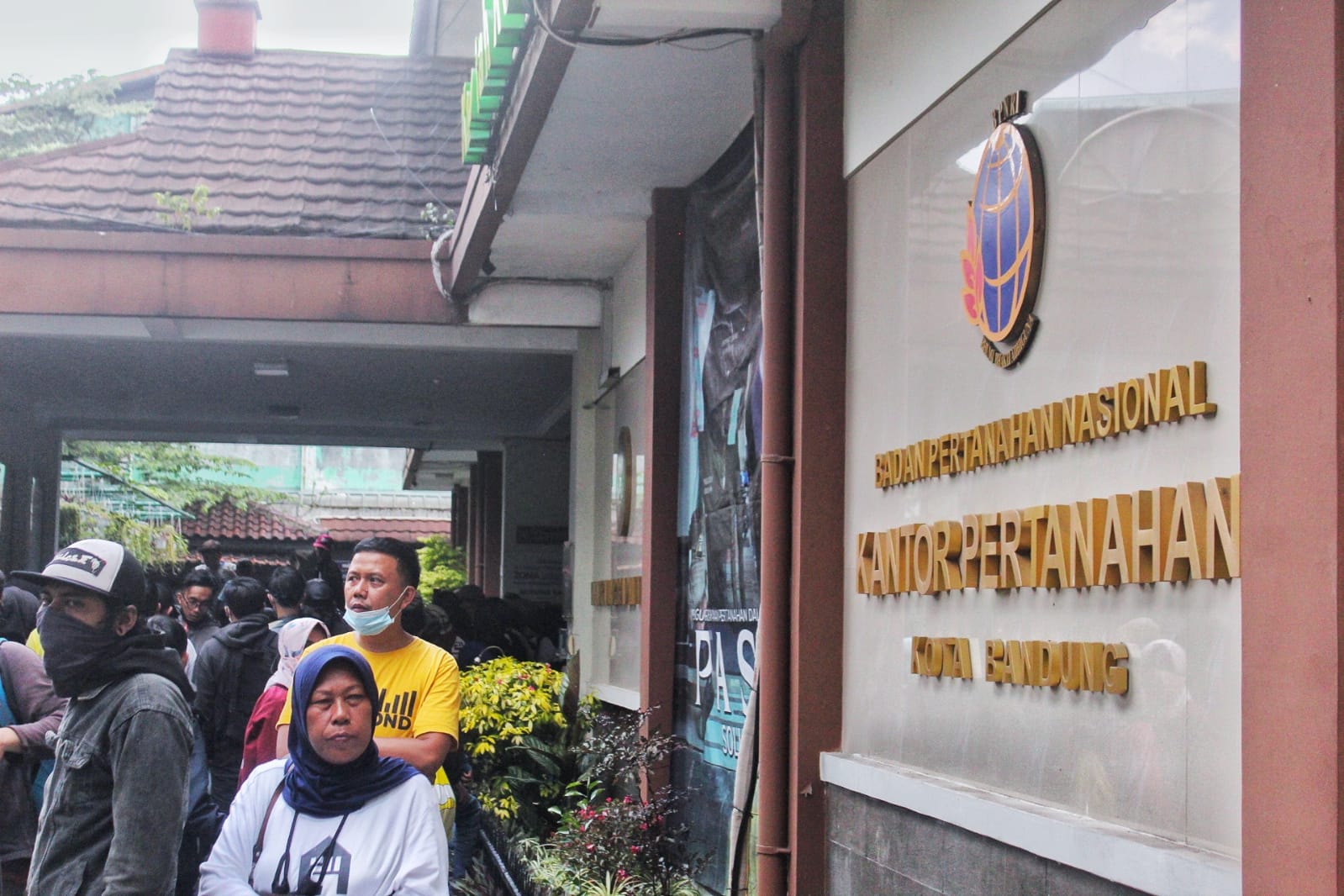 UNJUK RASA: Kantor BPN Kota Bandung digeruduk warga Dago Elos - Cirapuhan yang berunjuk rasa, meminta ketegasan BPN soal sengketa kepemilikan lahan, pada Senin (20/6) siang. (Deni/Jabar Ekspres)